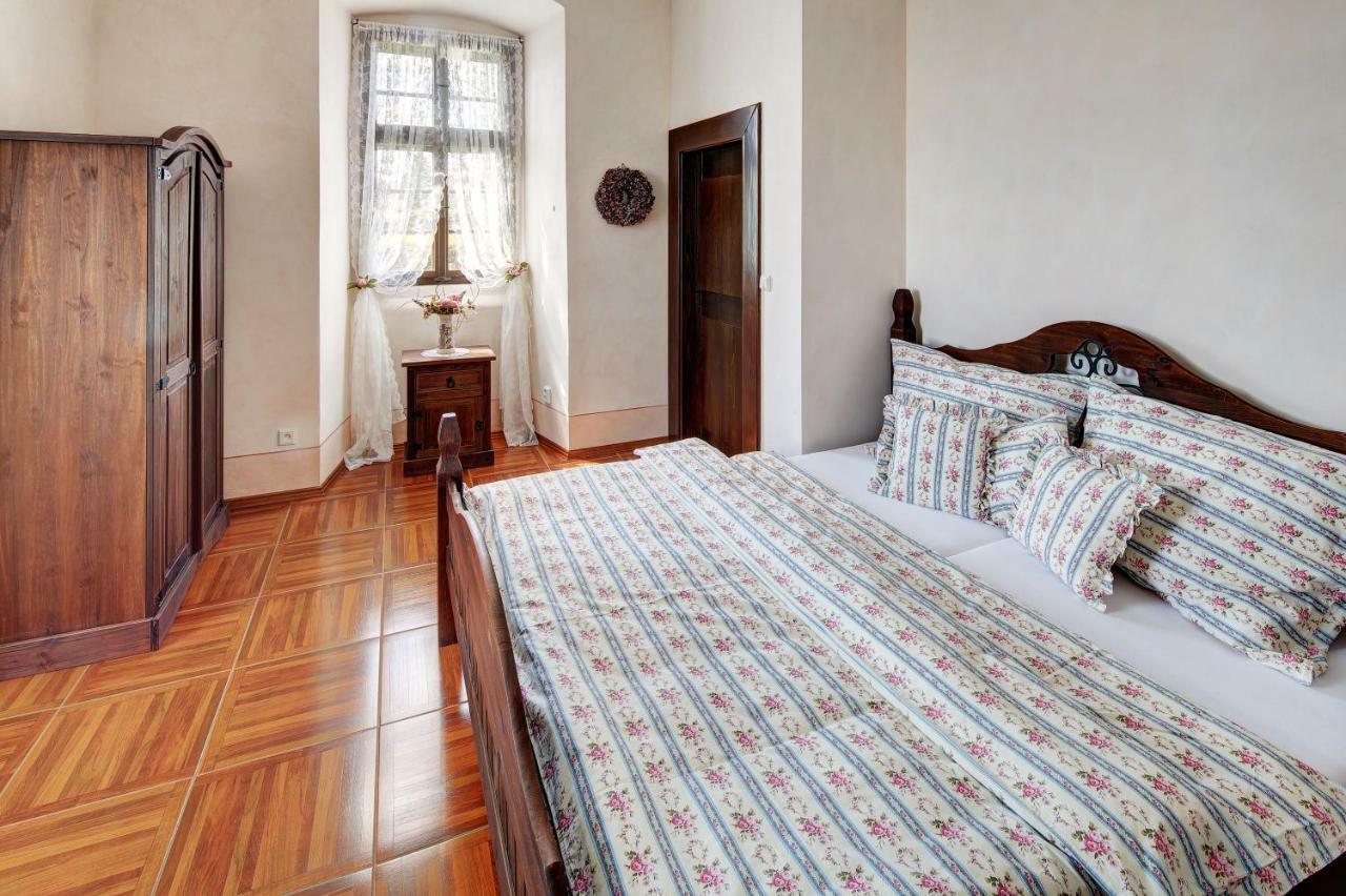 Dum Zameckych Kaplanu Otel Valec Dış mekan fotoğraf