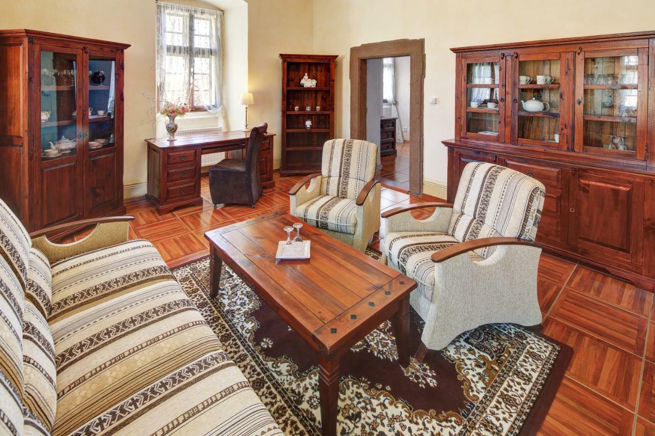 Dum Zameckych Kaplanu Otel Valec Dış mekan fotoğraf